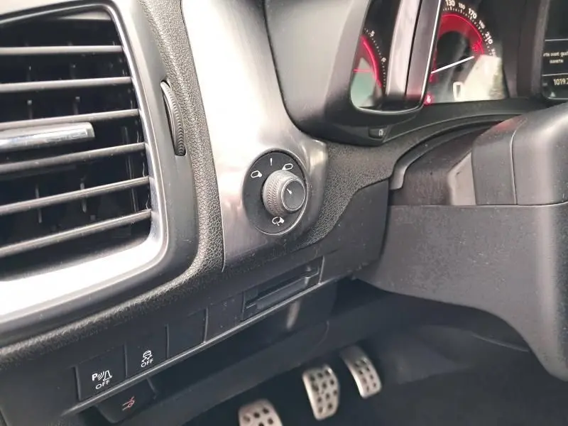 Détail du tableau de bord côté gauche de la Citroën DS5 gris foncé, avec commandes des rétroviseurs et pédalier sport visible.