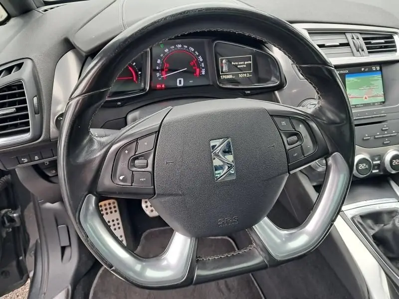 Vue rapprochée du volant cuir et commandes multifonctions du Citroën DS5 HDI 160 Sport Chic 2014, tableau de bord visible.