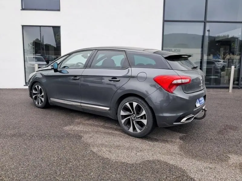 Vue 3/4 arrière droite d'une Citroën DS5 gris foncé métal avec jantes sport et feux arrière distinctifs.