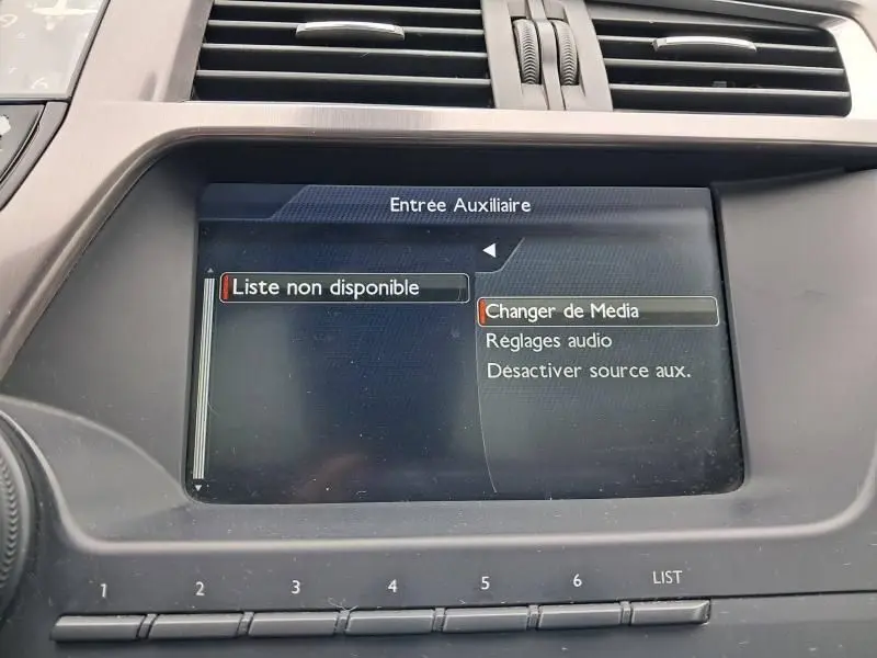 Écran central de la Citroën DS5 HDI 160 Sport Chic 2014 montrant le menu d'entrée auxiliaire avec commandes audio.