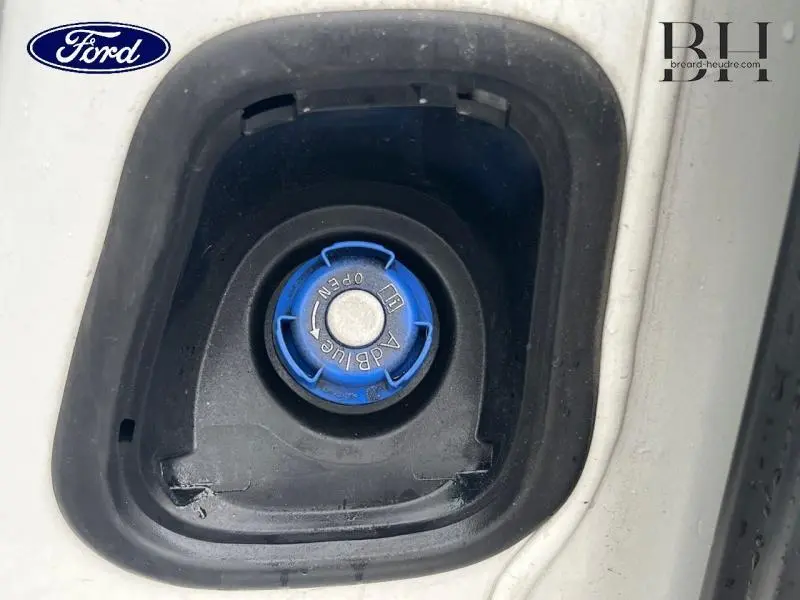Gros plan sur la trappe de remplissage AdBlue d'un Peugeot Expert Fourgon blanc banquise, version 2019.