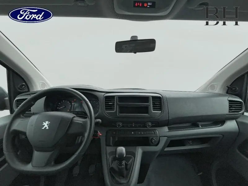 Tableau de bord et volant noir d'un Peugeot Expert Fourgon 2019, vue frontale intérieure avec boîte manuelle.