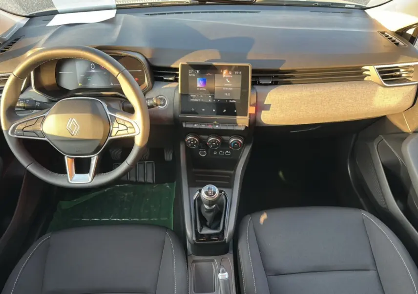 Intérieur de Renault Clio DCI 100 Evolution Camera 2025, vue de dessus sur tableau de bord et volant gris rafale avec boîte manuelle.