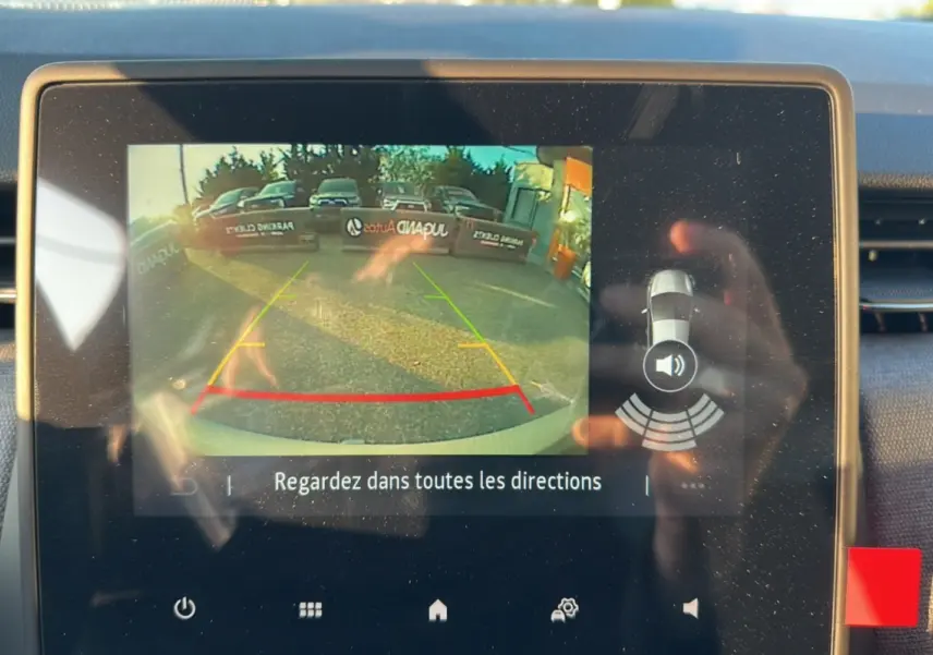 Écran de caméra de recul de la Renault Clio gris rafale 2025, affichant l'image arrière avec guidage coloré.