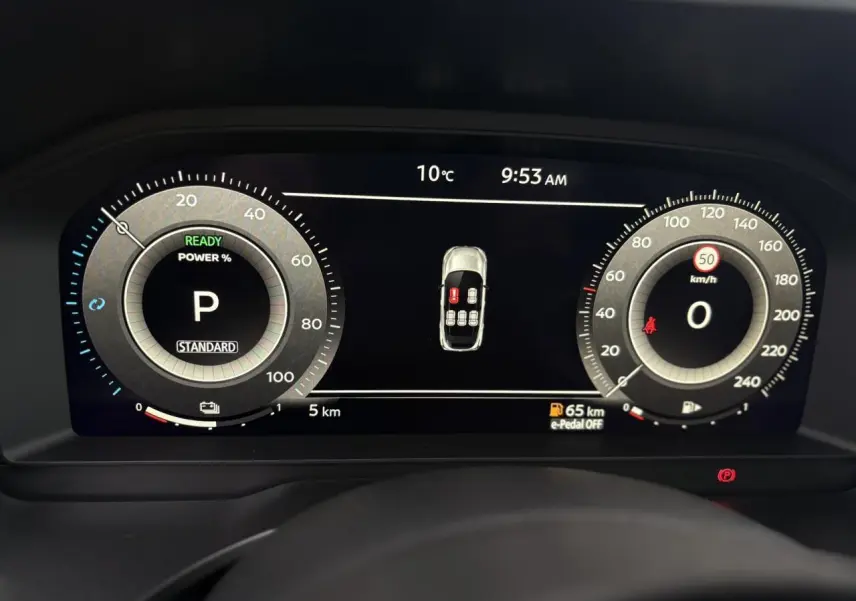 Tableau de bord numérique du Nissan Qashqai 2025 affichant la vitesse, la puissance et l'état des portes ouvertes.