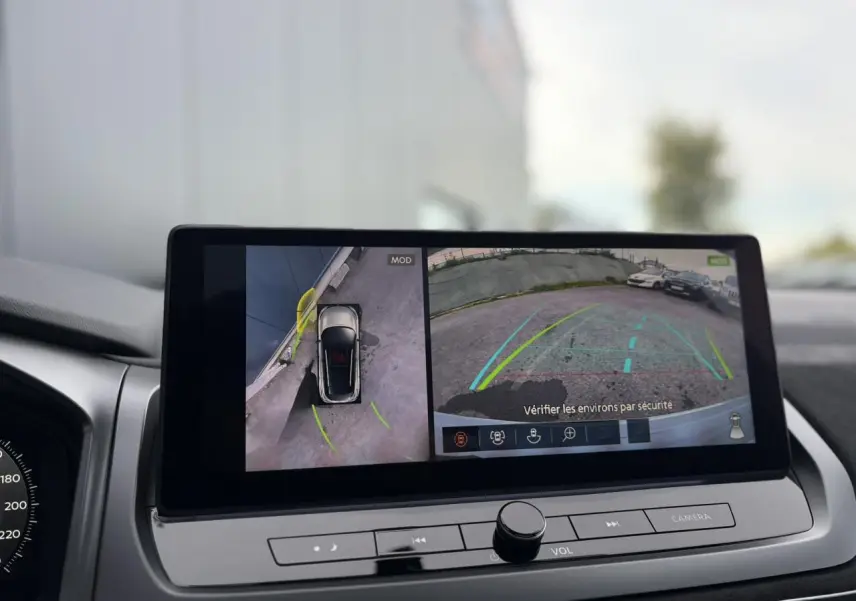 Écran tactile du Nissan Qashqai 2025 montrant la caméra 360° et la vue arrière en stationnement.