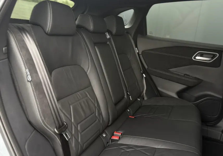 Vue latérale des sièges arrière en cuir noir avec surpiqûres blanches du Nissan Qashqai 2025 finition N-Design.
