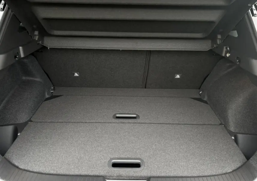 Coffre modulable du Nissan Qashqai gris Ceramic vu de l'arrière avec plancher plat et cache-bagages relevé.