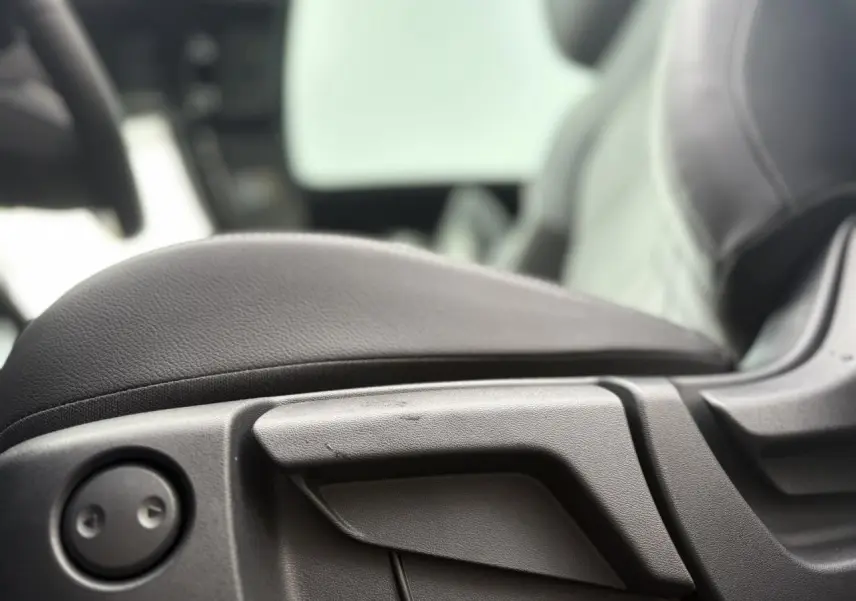 Gros plan sur l'accoudoir central en cuir noir du Nissan Qashqai 2025, intérieur moderne et épuré.