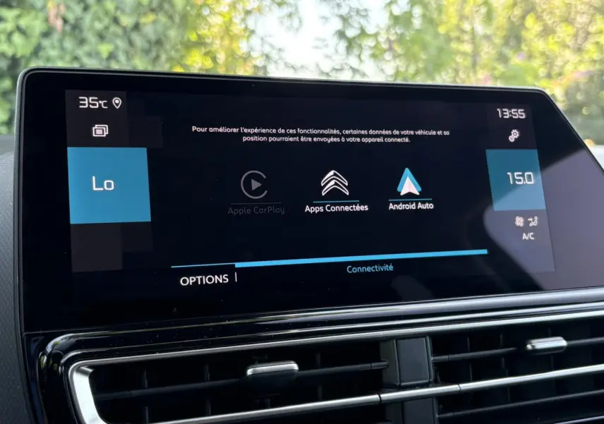 Écran tactile central du tableau de bord du Citroën C5 Aircross Hybrid affichant les options Apple CarPlay et Android Auto.