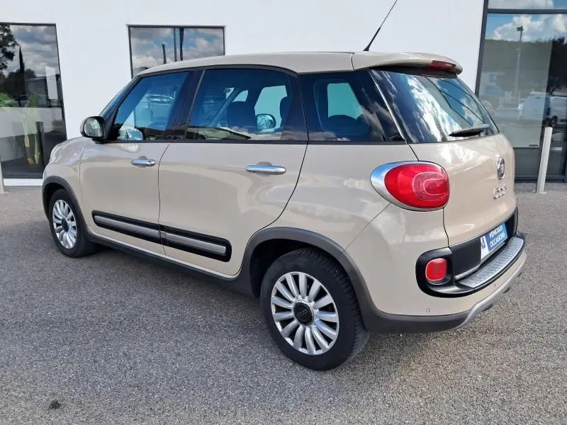 Vue 3/4 arrière droite d'une FIAT 500L beige 2014 avec détails noirs et feux arrière ronds distinctifs.