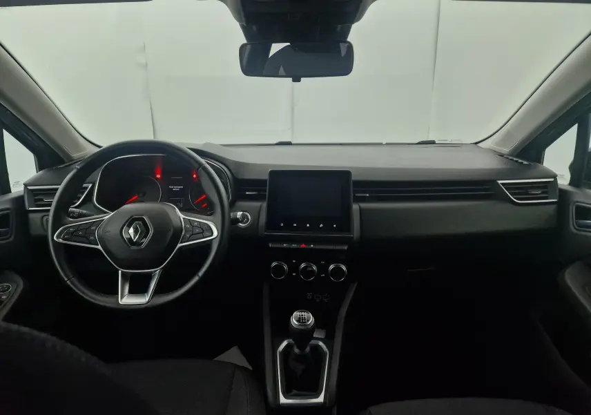 Intérieur de la Renault Clio V 1.0 TCE 90 Zen 2021, vue frontale du tableau de bord et volant multifonction noir.