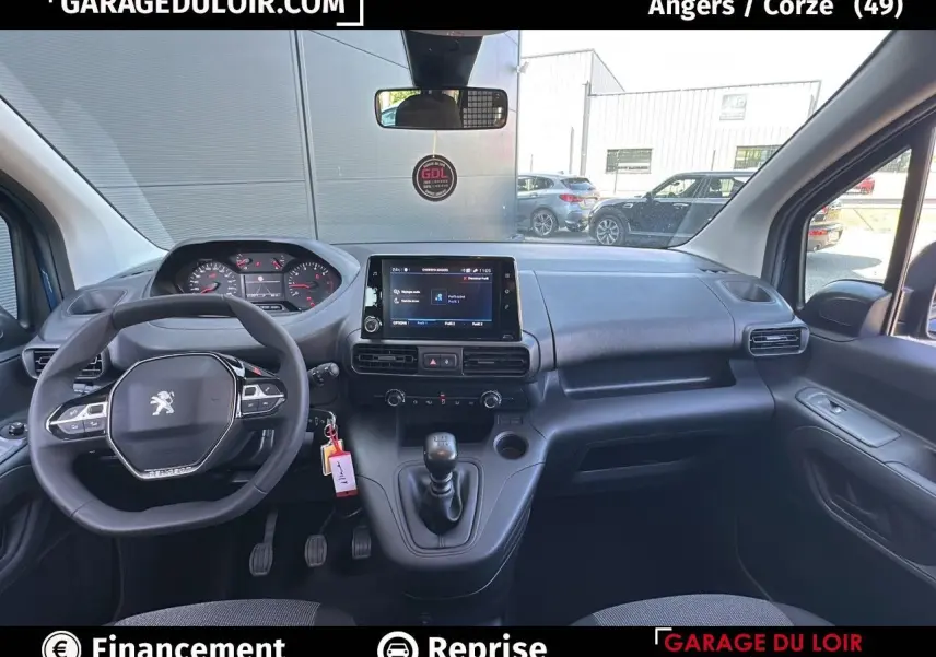 Intérieur du Peugeot Rifter bleu 2024, vue du tableau de bord avec volant multifonction et écran tactile central.