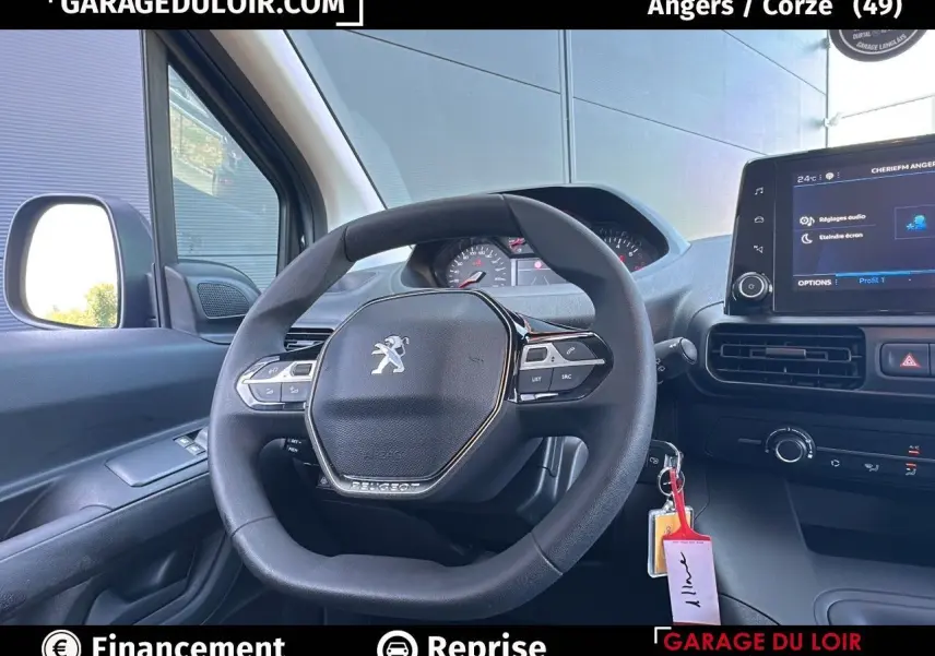 Vue intérieure centrée sur le volant cuir multifonction du Peugeot Rifter bleu avec tableau de bord et écran tactile.
