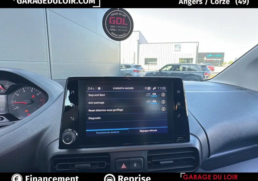 Écran tactile central du tableau de bord du Peugeot Rifter bleu 2024 avec commandes de conduite affichées.