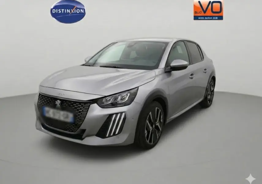 Peugeot 208 Hybrid 110 gris vue 3/4 avant droit avec jantes alliage 17 pouces et feux diurnes LED.