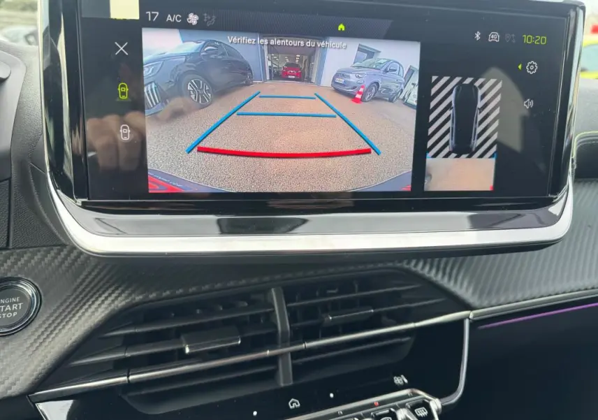 Écran tactile du Peugeot 208 Hybrid 110 GT montrant la caméra de recul avec vue arrière et aide au stationnement.