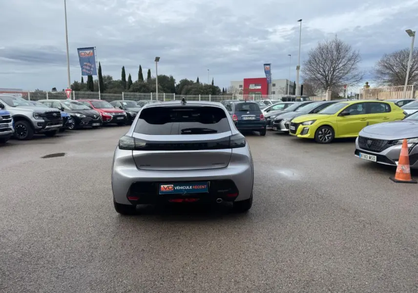 Vue arrière d'une Peugeot 208 Hybrid 110 gris métallisé, avec feux arrière noirs et jantes alliage 17 pouces.