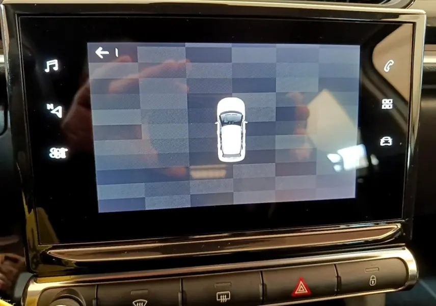 Écran tactile intérieur affichant la vue aérienne de la Citroën C3 blanche, tableau de bord en arrière-plan.