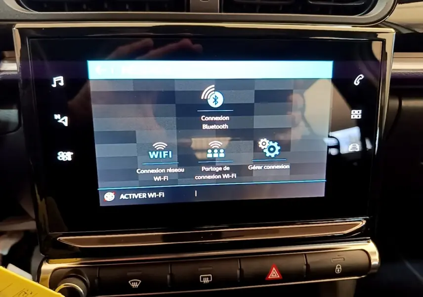 Écran tactile central de la Citroën C3 blanc, affichant les options de connexion Bluetooth et Wi-Fi.