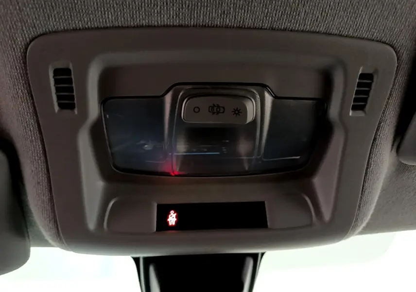 Vue intérieure du plafonnier avec éclairage et témoin de ceinture allumé dans une Citroën C3 blanche.