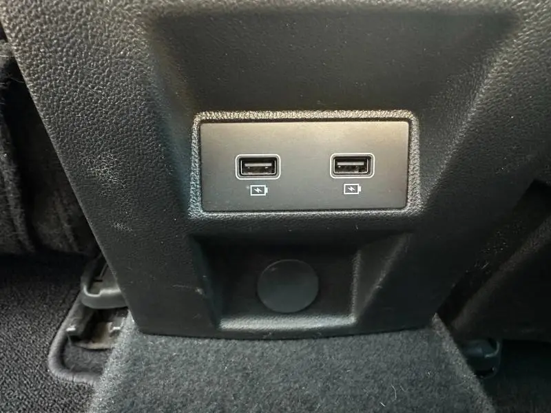 Prise double USB noire intégrée à la console arrière d’un Renault Mégane Break gris Titanium 2024.