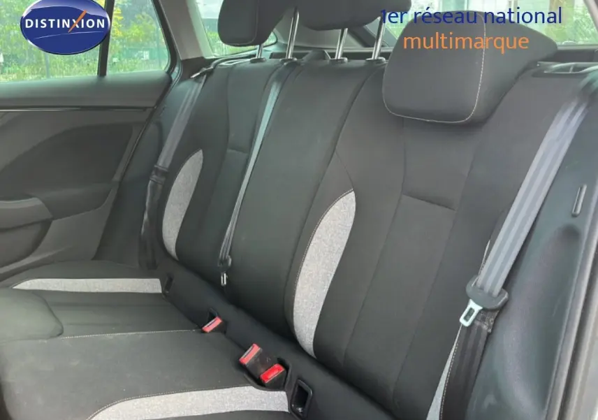 Vue intérieure de la banquette arrière d'une Skoda Scala 2025 avec sellerie tissu noir et inserts gris clair.