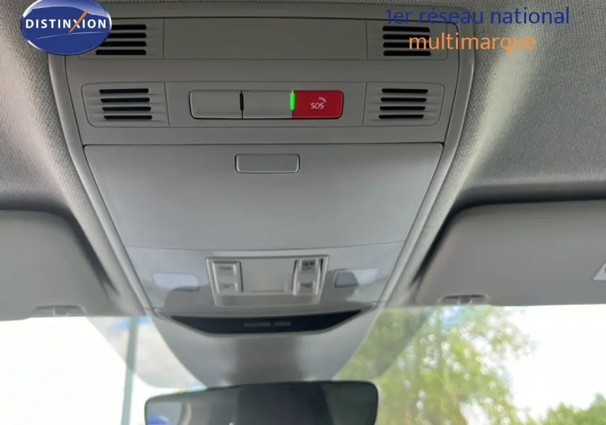 Vue intérieure du plafonnier avec bouton SOS et éclairages, dans une Skoda Scala 2025 gris magnétique.