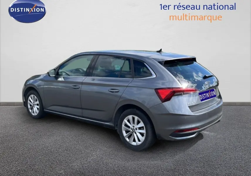 Vue 3/4 arrière droite d'une Skoda Scala gris magnétique métallisé avec feux arrière LED et jantes alliage 16 pouces.