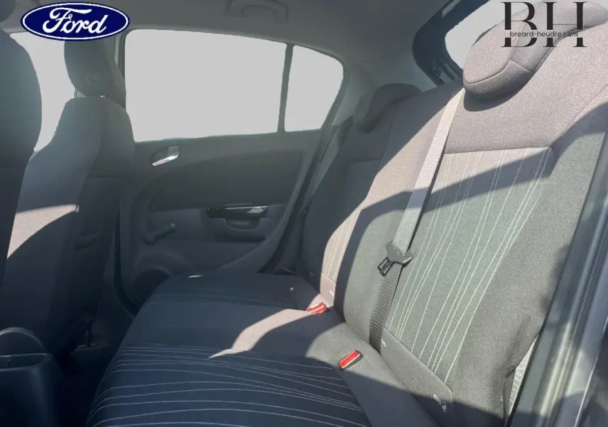 Vue intérieure des sièges arrière noirs avec ceinture de sécurité, sur une Opel Corsa 2010 5 portes.