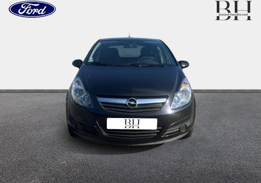 Vue de face d'une Opel Corsa noire de 2010, mettant en valeur sa calandre chromée et ses phares arrondis.
