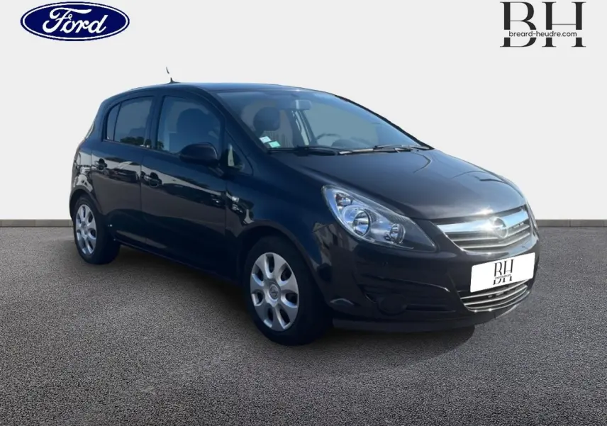 Opel Corsa noire 2010 vue 3/4 avant droit, compacte avec phares arrondis et jantes acier argentées.