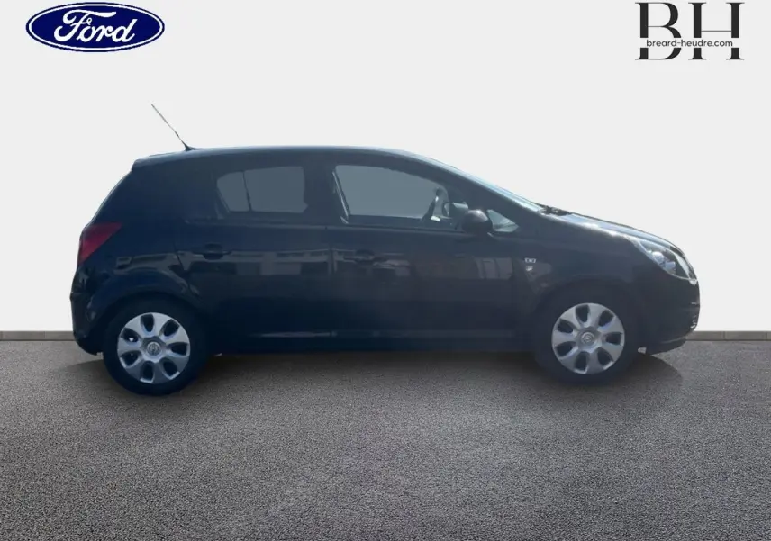 Profil latéral droit d'une Opel Corsa noire 5 portes de 2010, avec jantes argentées et rétroviseurs noirs.