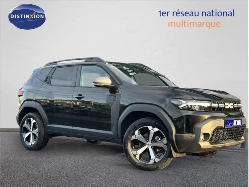 Vue 3/4 avant droit du Dacia Duster 1.8 hybrid 155ch Journey noir nacré métallisé avec jantes alliage distinctives.