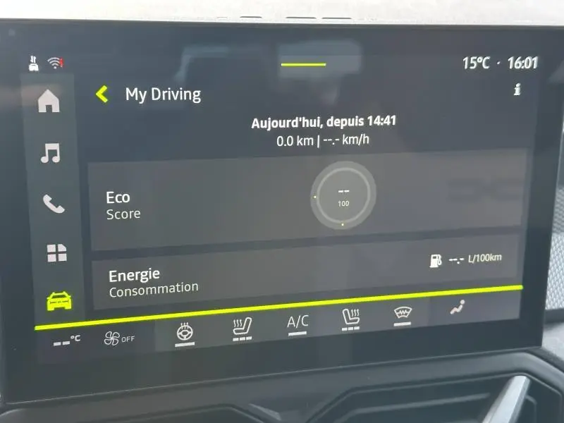 Écran tactile intérieur du Dacia Duster 2025 affichant l'interface My Driving avec options climatisation et sièges chauffants.