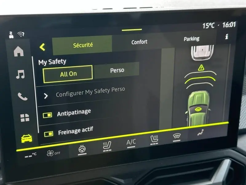 Écran tactile intérieur du Dacia Duster 2025 montrant le menu sécurité avec options antipatinage et freinage actif activées.