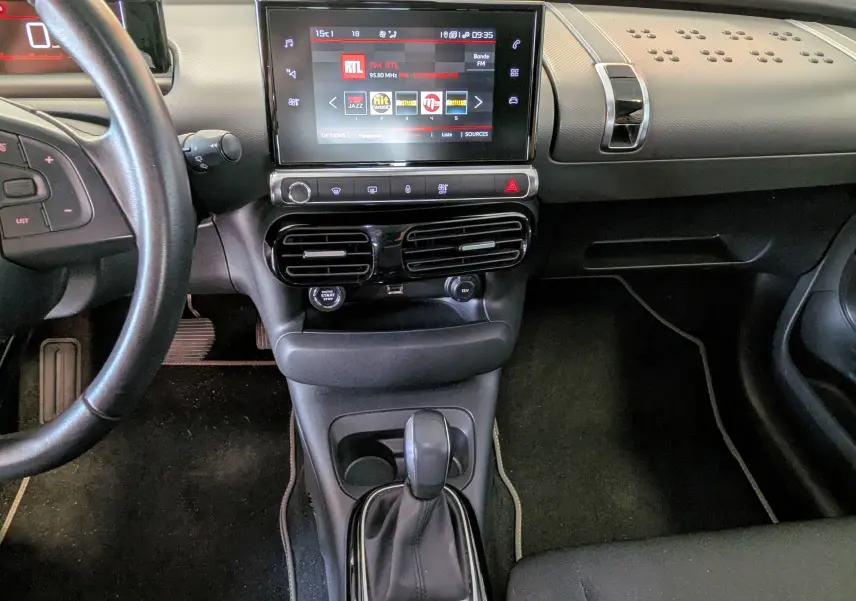 Tableau de bord et console centrale de Citroën C4 Cactus 2019, avec écran tactile et levier de boîte automatique.