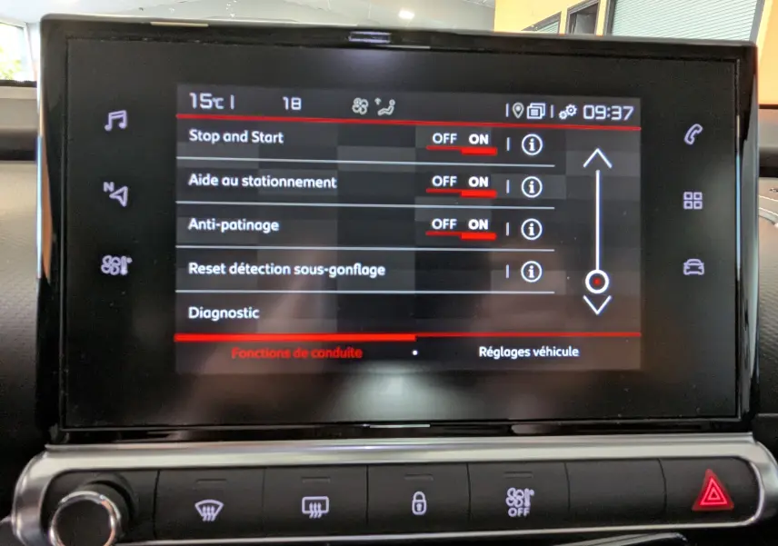 Écran tactile intérieur de la Citroën C4 Cactus 2019 affichant les réglages d’aides à la conduite en mode clair.