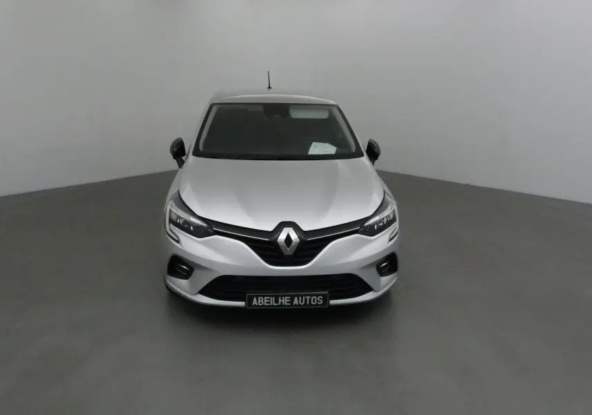 Renault Clio V gris platine vue de face, mettant en valeur la calandre noire et les phares LED modernes.