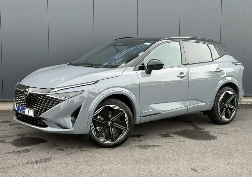 Nissan Qashqai gris Ceramic en 3/4 avant droit avec toit noir panoramique et jantes alliage 20 pouces noires.