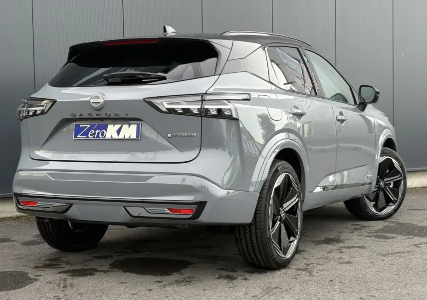 Vue 3/4 arrière droite du Nissan Qashqai gris Ceramic avec toit noir panoramique et jantes alliage 20 pouces.