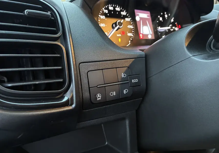Détail du tableau de bord côté gauche du Fiat Ducato Fourgon blanc 2025, avec commandes d’éclairage et écran du compteur.