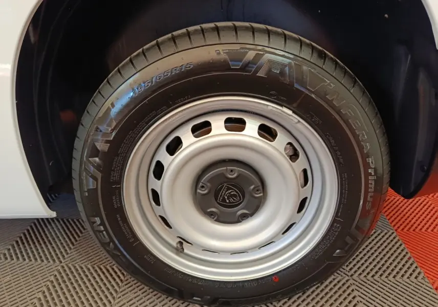 Gros plan sur la roue avant droite du Peugeot Partner blanc 2025 avec jante acier et pneu Nexen AVNfera Primus.