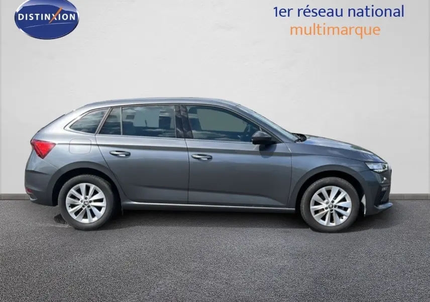 Profil droit d'une Skoda Scala 2025 gris magnétique métallisé avec jantes alliage et vitres teintées.