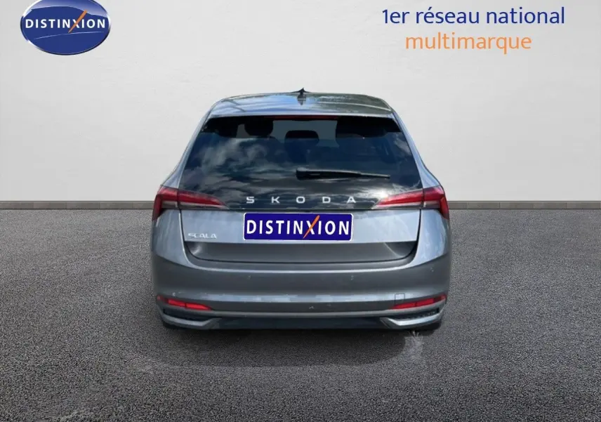 Vue arrière d'une SKODA SCALA gris magnétique métal 2025 avec feux LED et logo distinctif visible.