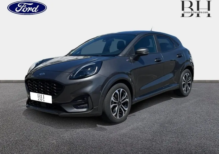Ford Puma 2024 gris Solar métallisé en vue 3/4 avant droit, avec jantes alliage et vitres arrière surteintées.