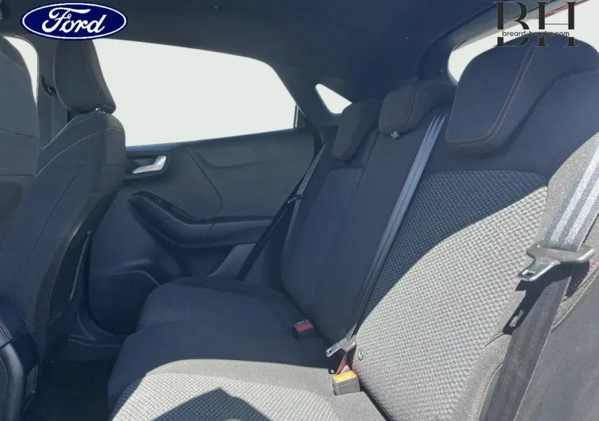 Vue intérieure côté droit des sièges arrière en tissu noir avec surpiqûres rouges du Ford Puma 2024 gris Solar métallisé.