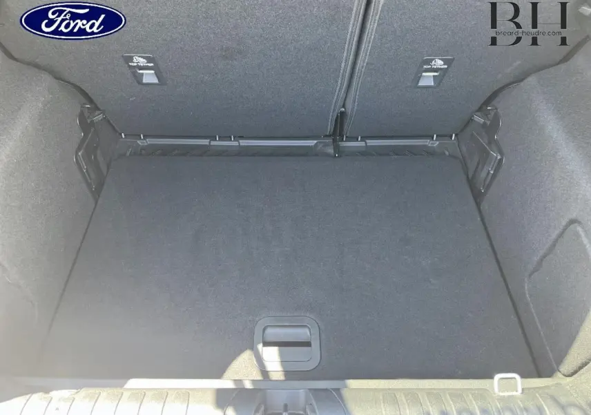 Vue plongeante sur le coffre spacieux et tapissé en tissu noir du Ford Puma 2024, version ST-Line.