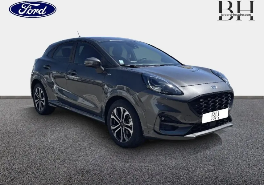 Ford Puma 2024 gris Solar métallisé en 3/4 avant droit, avec vitres arrière surteintées et jantes alliage noires.