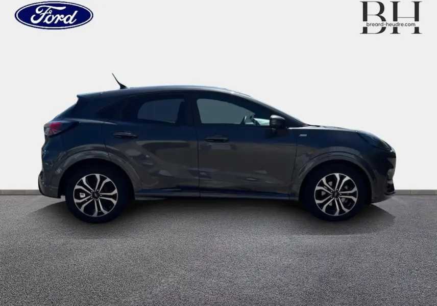 Vue de profil droit du Ford Puma 2024 gris Solar métallisé avec vitres arrière surteintées et jantes distinctives ST-Line.